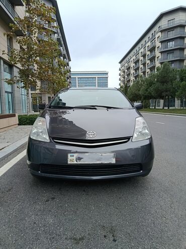 eylec: Toyota Prius (II nəsil) hibrid hetçbek Xüsusiyyətlər: - Korpus: 5