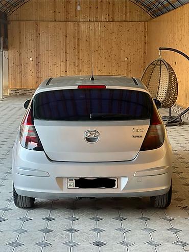 Hyundai: Hyundai i30 hatchback – gümüş rəng - Korpus: 5 qapılı hatchback — 6