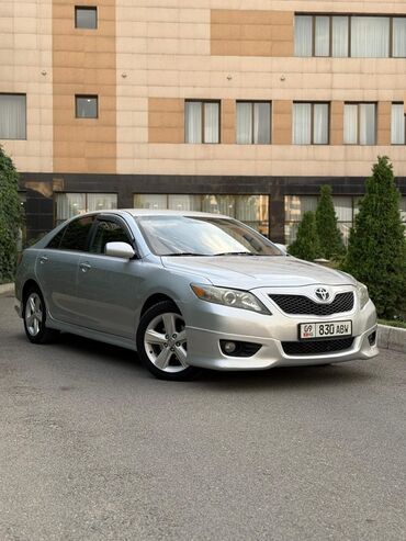 автомобиль лексус: Серебристый седан Toyota Camry с четырьмя дверями и обтекаемым