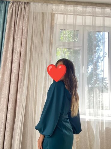 зелёное вечернее платье: Элегантное женское платье насыщенного изумрудного цвета. Платье имеет