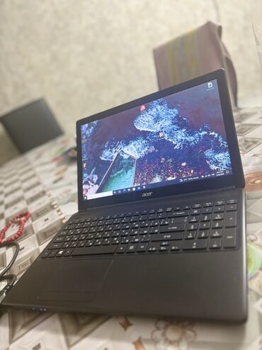 Принтеры: Acer brendinin qara rəngli notbuku. Bu notbuk geniş displeyə malikdir