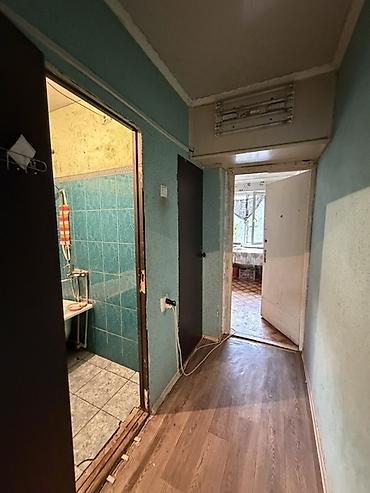 Батирлер: 3 бөлмө, 60 м², 105-серия, 1 кабат, Эски ремонт — 6