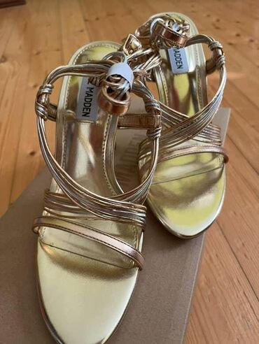 Tuflilər: Tuflilər, Charles&Keith, Ölçü: 39, rəng - Ağ, Yeni
