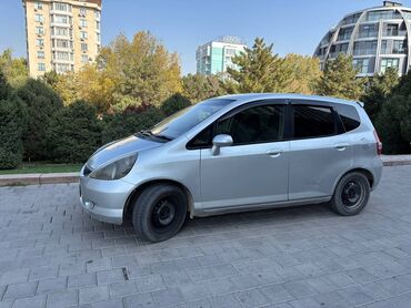 продаю в связи с переездом: Honda Fit: 2002 г., 1.3 л, Вариатор, Бензин