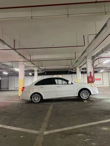 Chevrolet: Daevo Gentra– ağ rəngli sedan Xüsusiyyətlər: - Kuzov: 4 qapılı sedan — 4