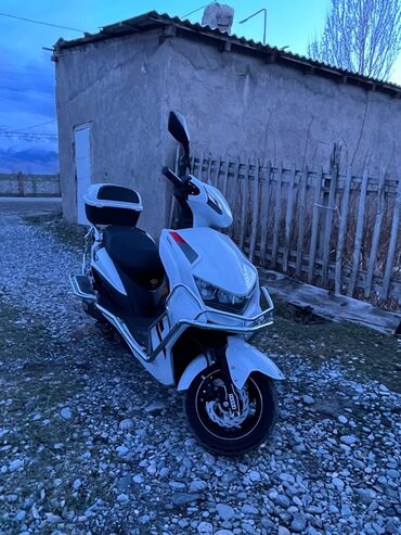 багажник скутера: Скутер/максискутер белого цвета. Особенности и комплектация: -