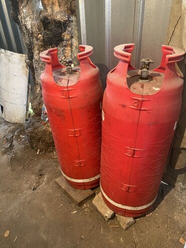 баллоны для купания бишкек: Пара газовых баллонов красного цвета, предназначенных для хранения и