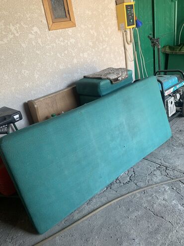чехлы на диван на резинке: Диван-кровать, цвет - Коричневый, Б/у