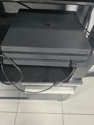 Ps 4 pro du icinde 10 dene oyun var hamisi yaxsi oyunlardi yazilmadi