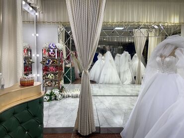 Свадебные платья и аксессуары: Прокат и продажа свадебных платьев, все платья новые. Со шлейфом