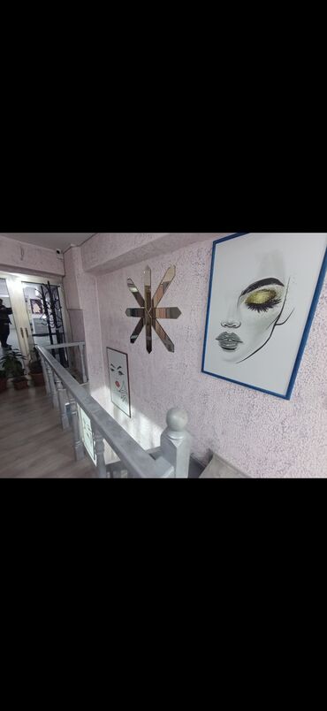 Digər kommersiya daşınmaz əmlakı: Gözəllik salonu əşyalar daxil hər şeyi ilə arendaya verilir. Ətraflı — 12