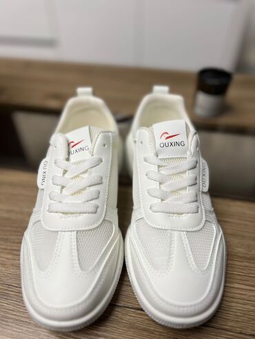 белые кроссы: Новые кроссовки.

38 Размер