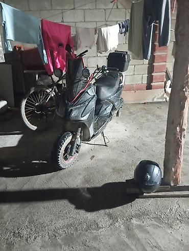 Скутеры: Скутер/мопед городской с дополнительным светом и багажным кофром — 1