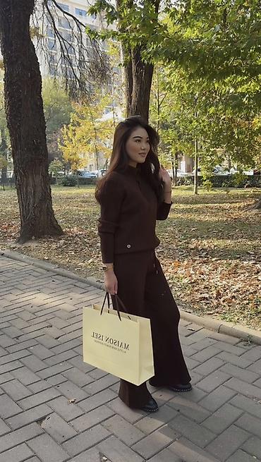 loro piana обувь: Женский вязаный комплект из трикотажа, цвет темно‑коричневый. Состав — 2