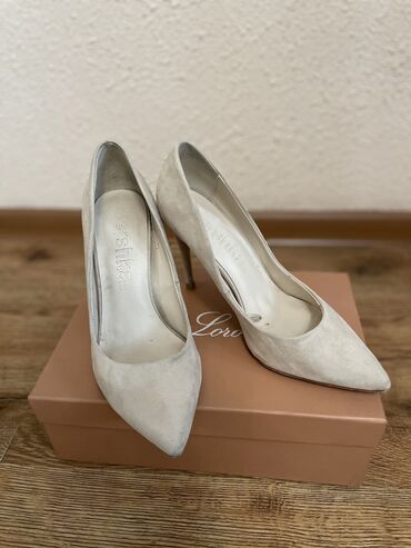 бежевые классические туфли: Туфли 37.5, цвет - Бежевый