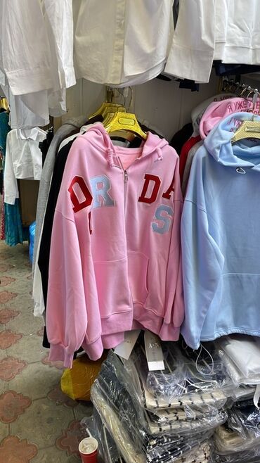 продаю место на ошском рынке: Требуется девушка продавец консультант на рынок Дордой Продажа