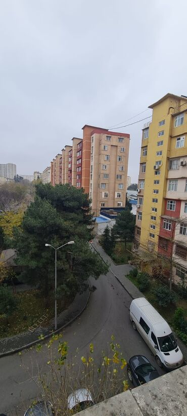 Uzunmüddətli kirayə mənzillər: Satilir– geniş prospekt və yaşıllıq sahəsinə açılan mənzərəli mənzil — 22