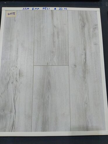 Linoleum: Ağ rəngdə, 8 mm qalınlığında Peli laminat döşəmə paneli. Bu panel ağac
