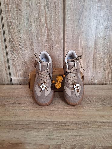 enzo i lorenzo koferi: Nove ženske bež krem patike s priveskom 38 djon 5 cm ug 24 cm Nove — 7