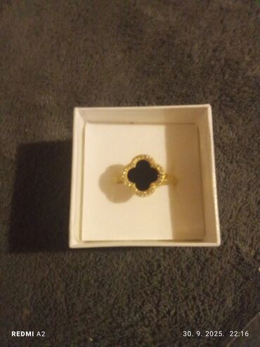 Prstenje: Srebrne minđuše sa kukicom i privjeskom u obliku suze. Centralni deo na lalafo.rs — 35 Prstenje: Srebrne minđuše sa kukicom i privjeskom u obliku suze. Centralni deo — 35