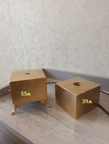 Süni güllər: Qızılı rəngli kub formalı masa lampaları və lampalı kompozitlər -