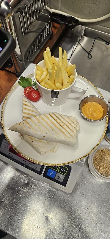 Готовые блюда, кулинария: Ассортимент японской кухни - Нигири и гунканы: лосось, тунец — 11