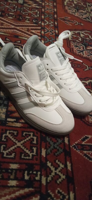 у настоящей женщины должна быть сумка из италии: Adidas Samba OG, белые кроссовки - Модель: Adidas Originals Samba