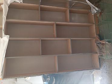 divar ref: Açıq rəngli çoxbölməli rəf sistemi - Material: ağac/LDSP tipli panel — 1