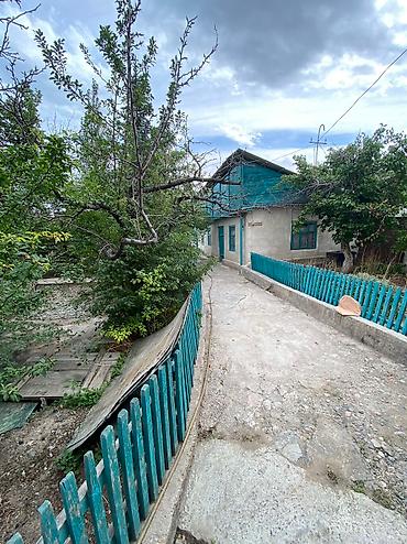 Продажа коттеджей и домов: Продаю дом в центре города Балыкчы. Рядом городская больница, вещевой — 15