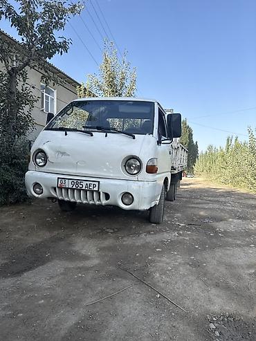 Грузовой бортовой автомобиль малой тоннажности. Особенности: - Кабина — 2