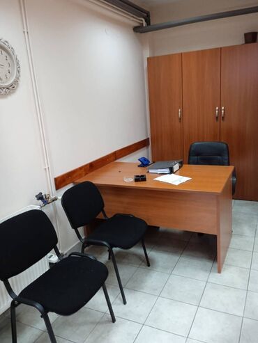 kancelarijski stolovi: Izdajem namešten kancelarijski prostor u Kragujevcu, ul. Miloja