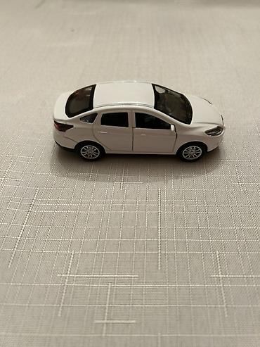 Ağ rəngli metal oyuncaq maşın modeli - Korpus: metal gövdə, plastik — 3