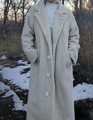 Пальто: Длинное пальто из мягкого «тедди» (овчинка) молочного цвета. - — 5