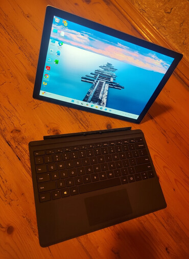 Digər planşetlər: Microsoft Surface planşet-noutbuk hibridi - 2-in-1 dizayn — 3