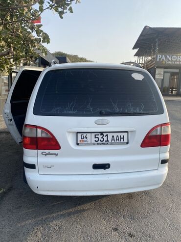 семиместные машины: Белый минивэн Ford Galaxy, идеально подходящий для семейных поездок