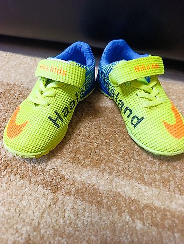 nike react: Детские кроссовки/бутсы для зала или искусственного покрытия. - — 2