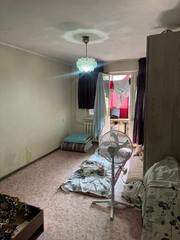 срочно продаётся 1 комнатная квартира в районе ошского рынка: 1 бөлмө, 32 кв. м, 104-серия, 3 кабат, Эски ремонт