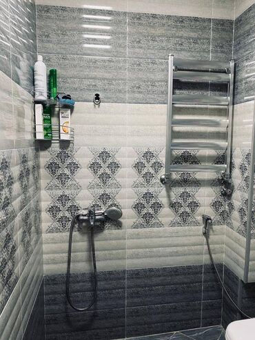 Uzunmüddətli kirayə mənzillər: Əcəmi metrosunun yaxınlığında 5 mertebeli binanın 5-ci mərtəbəsində — 8