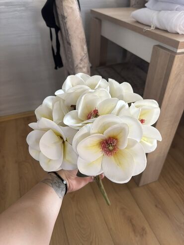 Ruža: Buket svilenih dekorativnih ruža – više varijanti.Ukoliko kupite vise na lalafo.rs — 8 Ruža: Buket svilenih dekorativnih ruža – više varijanti.Ukoliko kupite vise — 8