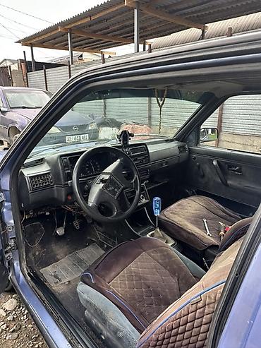 трехдверный: Volkswagen Golf: 1995 г., 1.8 л, Механика, Бензин, Хэтчбэк — 4