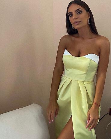 ešarpa preko haljine: Elegantna midi haljina bez bretela u nežno žutoj boji sa belim — 1