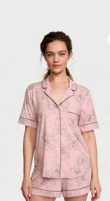 Пижамы: Пижамы от Victoria Secret.
Оригинал из США — 3