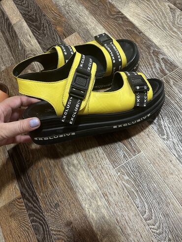 кожаные сандалии: Кожаные босоножки состояние идеальное брала в магазине Соло Отдам