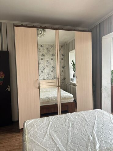 Двуспальные кровати: 🛏️Двуспальная кровать 
Без матраса 
40000 сом
В отличном состоянии 

+