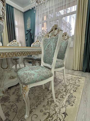 бу стулья: Шикарный импортный белый стол с золотистыми орнаментами, в комплекте