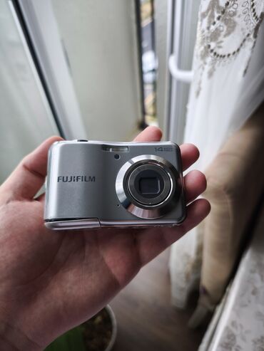 Fujifilm brendinin gümüşü rəngli rəqəmsal kamerası. Kompakt dizaynı