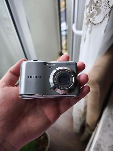 dijital camera: Fujifilm brendinin gümüşü rəngli rəqəmsal kamerası. Kompakt dizaynı — 3