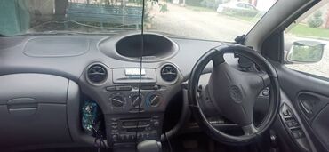 сколько стоит подсветка: Интерьер автомобиля Toyota Vitz, демонстрирующий переднюю панель и