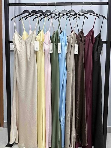prada baletanke: Saten haljina na bretele – duga, elegantna i ženstvena
3000 din — 3