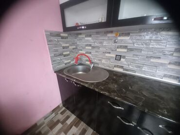 Mətbəx mebeli: Mətbəx mebeli dəsti - Üst modul: ağ rəngli şkaflar, biri şüşəli — 8